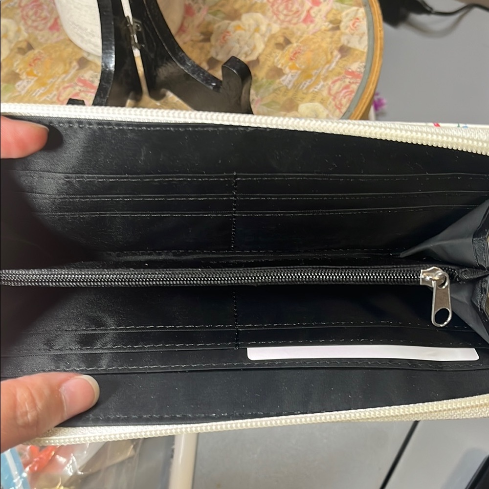 🔥 Mundi Floral White Wristlet Wallet, full zip - Picture 2 of 3